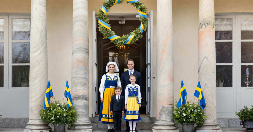 Kronprinsessfamiljen, där bara hälften bär folkdräkt. Kronprinsessfamiljen