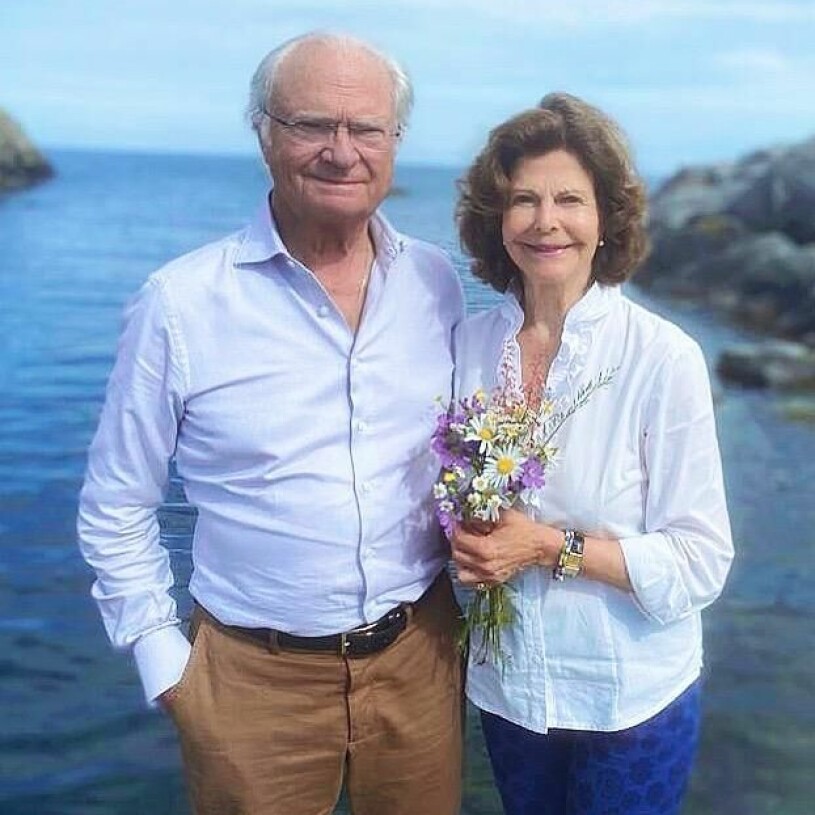Kungaparets Special Day: I dag finns inga plikter listade i hovkalendern. Kungen och drottning Silvia vid havet
