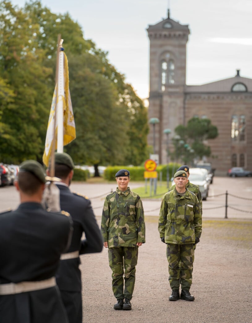 Kronprinsessan togs emot av regementschefen, överste Ola Barvér. Kronprinsessan Victoria Överste Ola Barvér K3 Karlsborg
