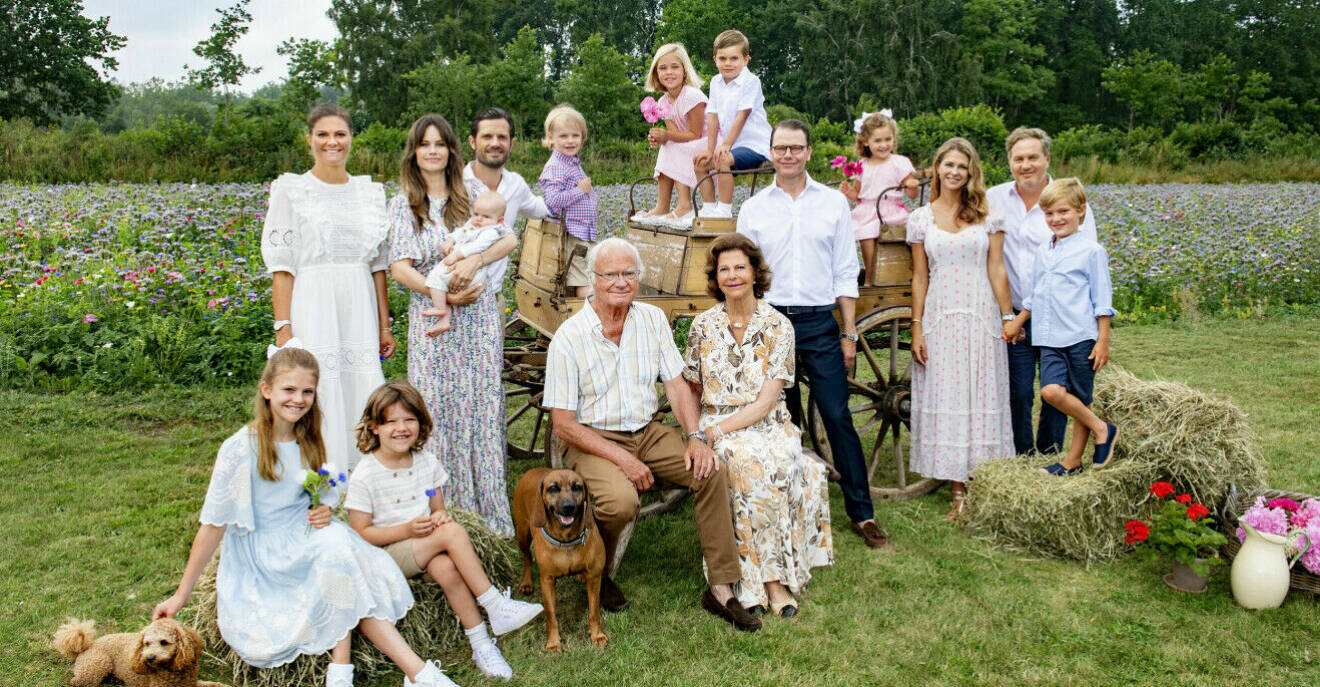 Hela kungafamiljen samlad på en gräsmatta för en gruppfotografering 2021