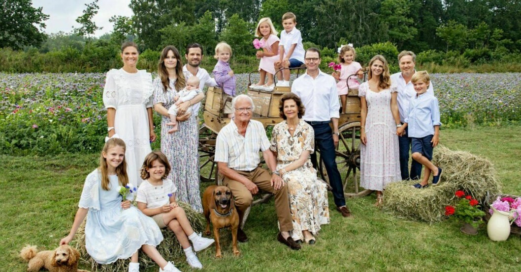 På fredagskvällen ska drottning Silvia samlas med familjen, som här ovan, fast i en vintermiljö på Drottningholm! Kungafamiljen samlad på Solliden år 2021