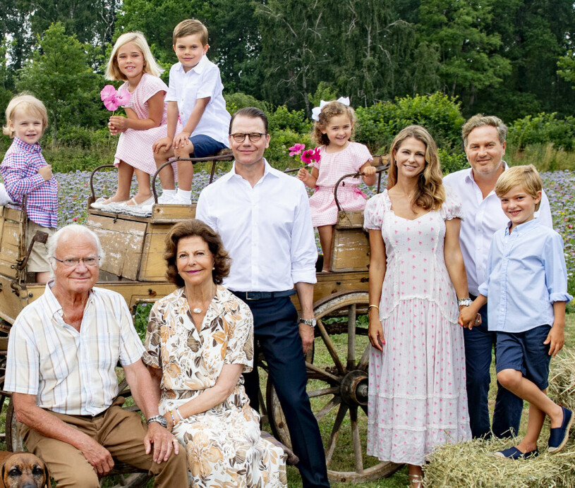 Kungaparet med fem av barnbarnen: Gabriel, Leonore, Oscar, Adrienne och Nicolas. Kungaparet med barnbarnen Gabriel, Leonore, Oscar, Adrienne och Nicolas