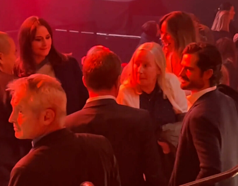 Marie Hellqvist partajade i vit kavaj. Till vänster dottern Lina och till höger Sofia och Carl Philip. Marie Hellqvist på Danny Saucedos konsert på Cirkus med Lina Hellqvist och prinsessan Sofia och prins Carl Philip