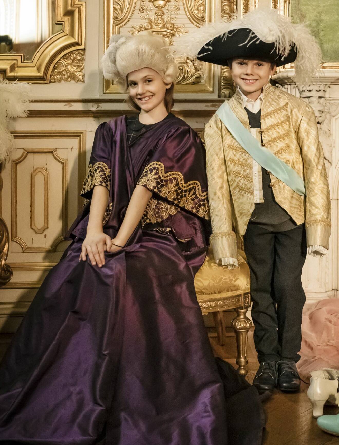 Prinsessan Estelle provar teaterkostym tillsammans med prins Oscar på Kungliga Operan i Stockholm