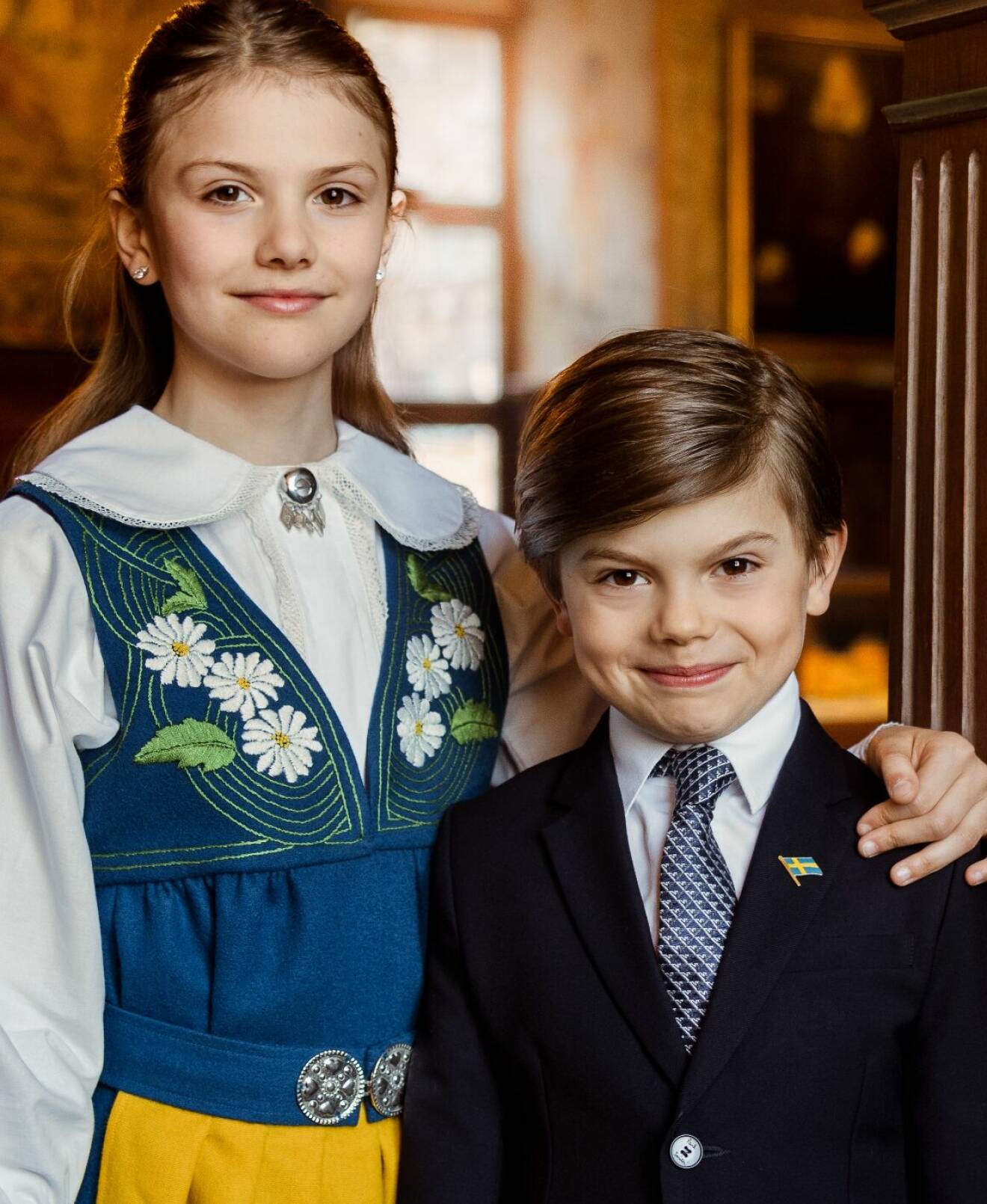 Nationaldagen 2023: Prinsessan Estelle i Sverigedräkt, prins Oscar i kostym
