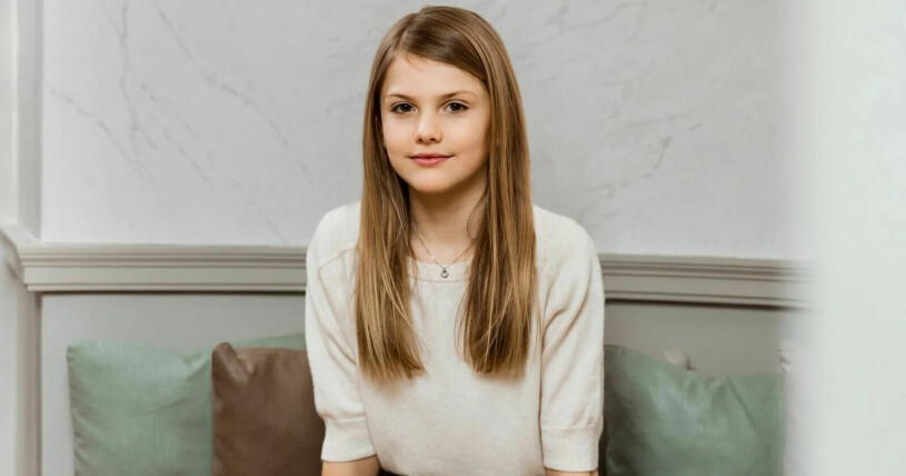 Bilden som markerar Estelles 11 år. Prinsessan Estelle ler mot kameran på sin födelsedagsbild
