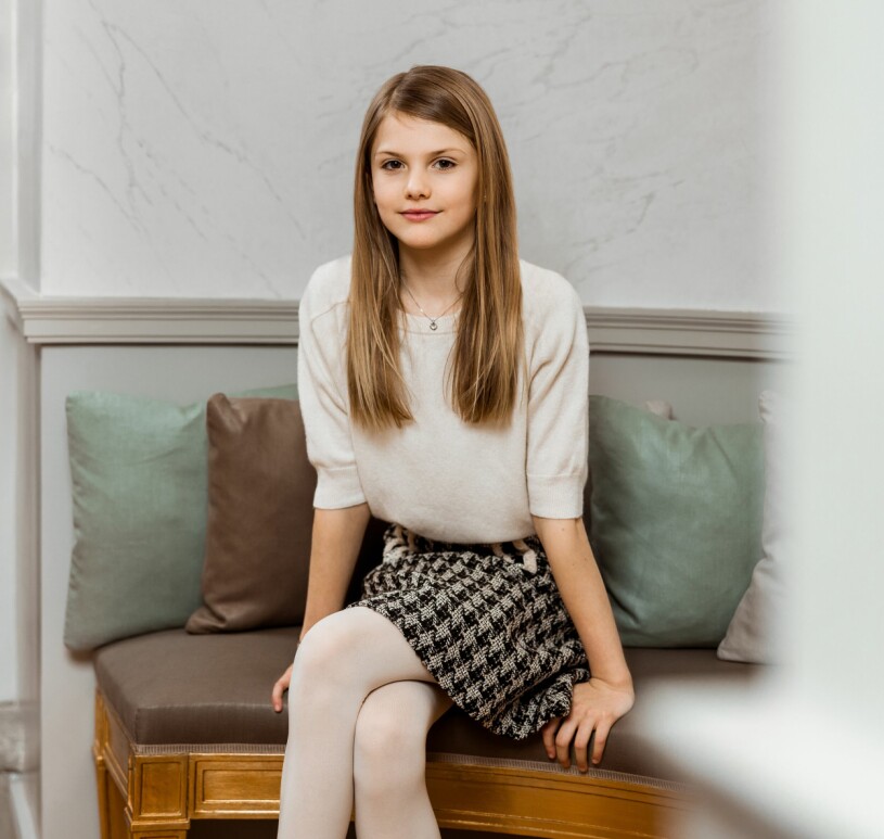 En tankfull prinsessa. Och ett hörn av Haga som vi inte har fått se förut. Hovets officiella födelsedagsbild på prinsessan Estelle 11 år 2023