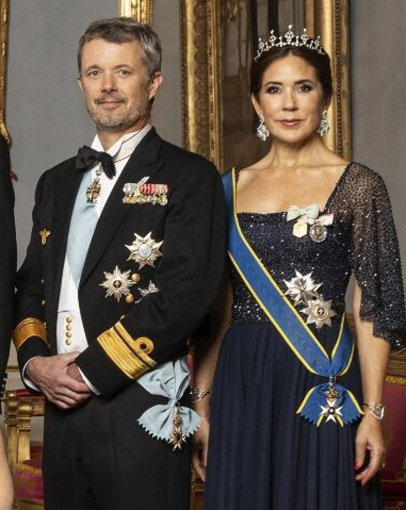Kronprins Frederik och kronprinsessan Mary på middag på Stockholms slott – kungen 50 år på tronen