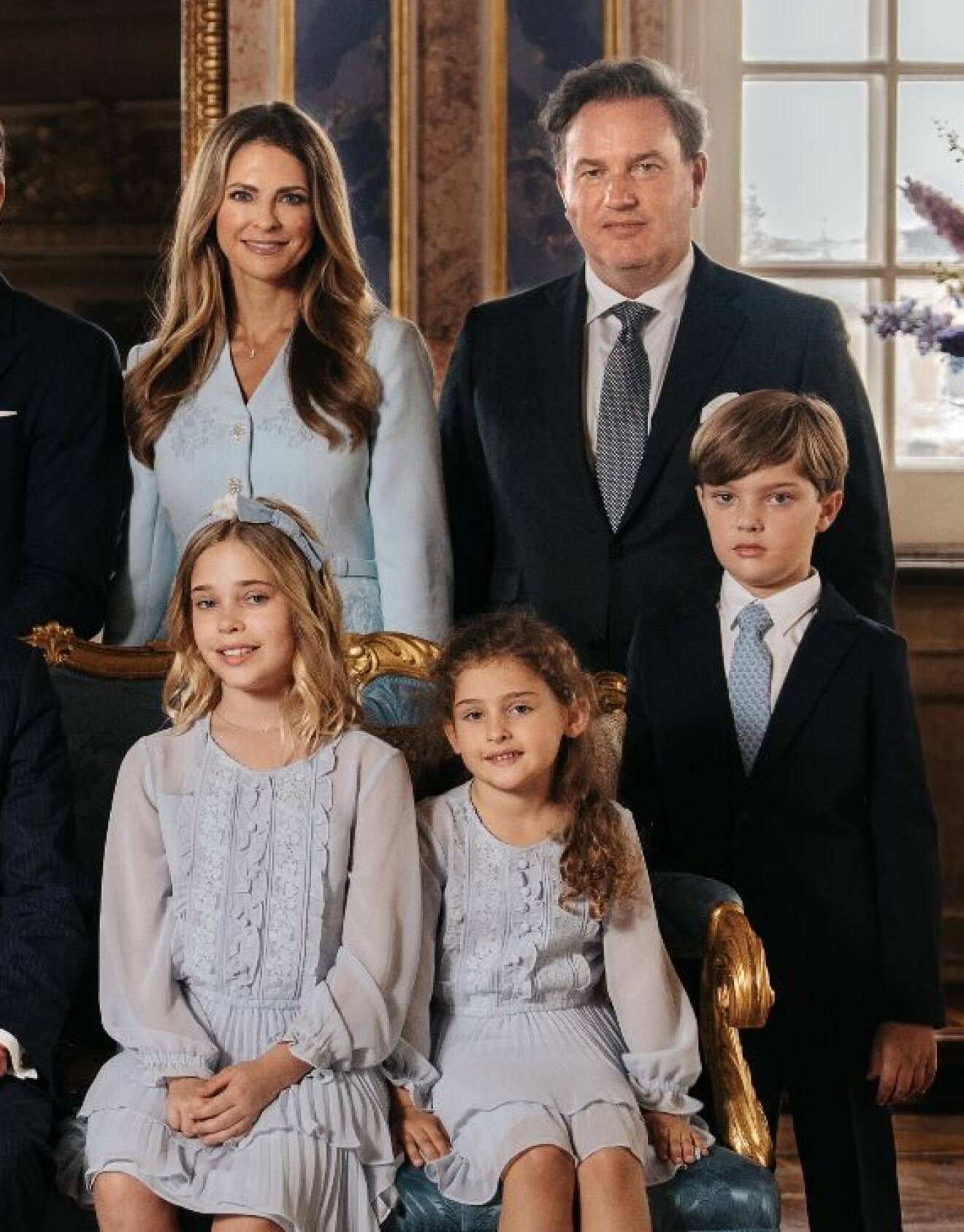 Prinsessan Madeleine och Chris O’Neill med sina barn prinsessan Leonore, prinsessan Adrienne och prins Nicolas på hovets nya officiella bild 2023