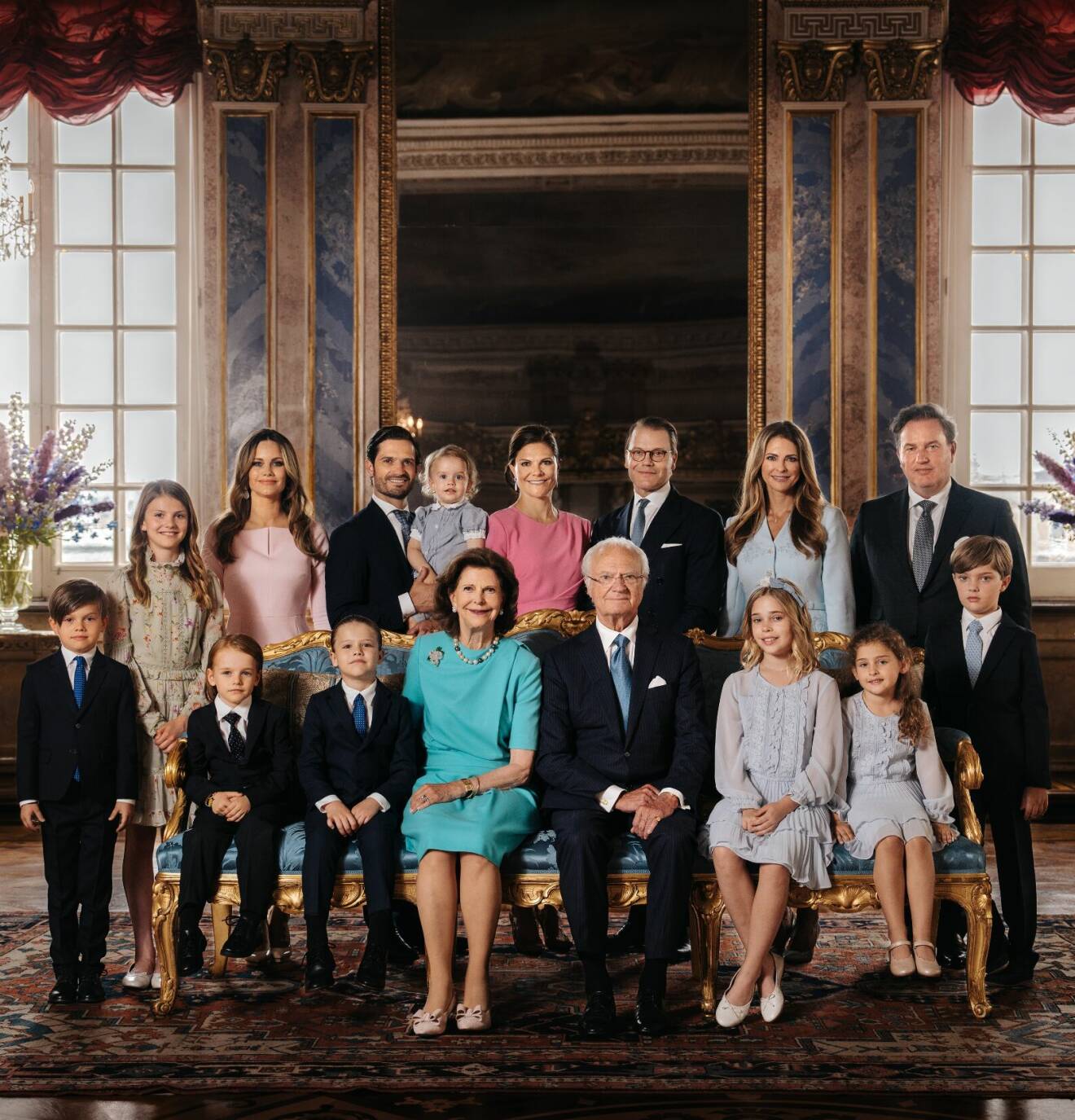 Hela kungafamiljen samlad för gruppfoto på slottet 2023