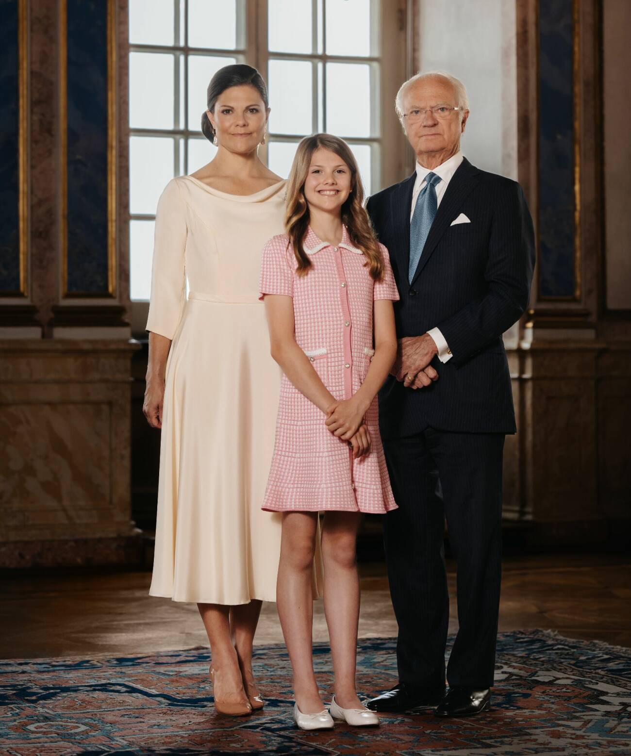 Kungen med kronprinsessan Victoria och prinsessan Estelle på hovets officiella bild 2023