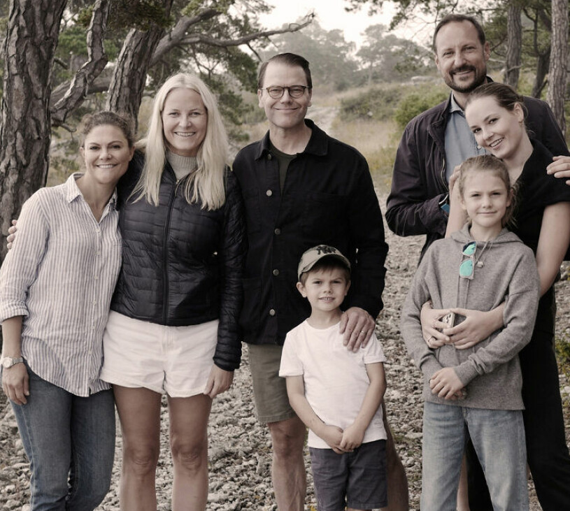 Svenska och norska tronföljarna Victoria och Haakon på semester på Gotland med sina familjer