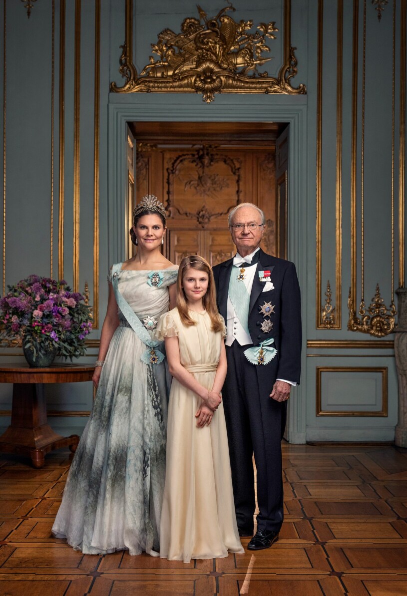 Kronprinsessan Victoria, prinsessan Estelle och kung Carl Gustaf fotas i slottet
