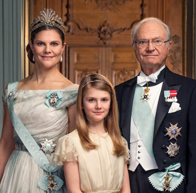 Den officiella bilden på kronprinsessan Victoria, prinsessan Estelle och kungen
