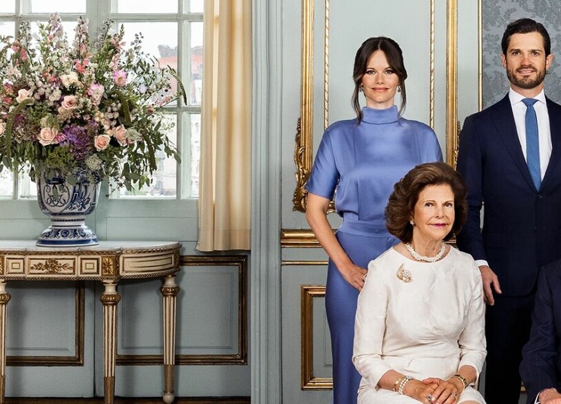 Prinsessan Sofia erövrar världen – i sin blåa klänning från Stenströms och sina glittrande Manolo Blahniks i storlek 36. Prinsessan Sofia, prins Carl Philip och drottning Silvia 2022