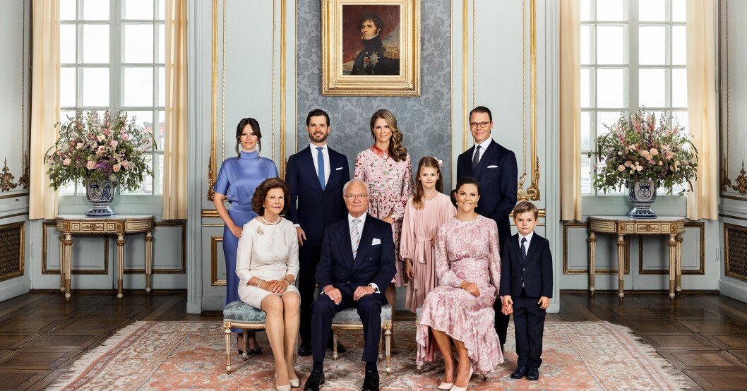 Kungafamiljen samlad på bild.