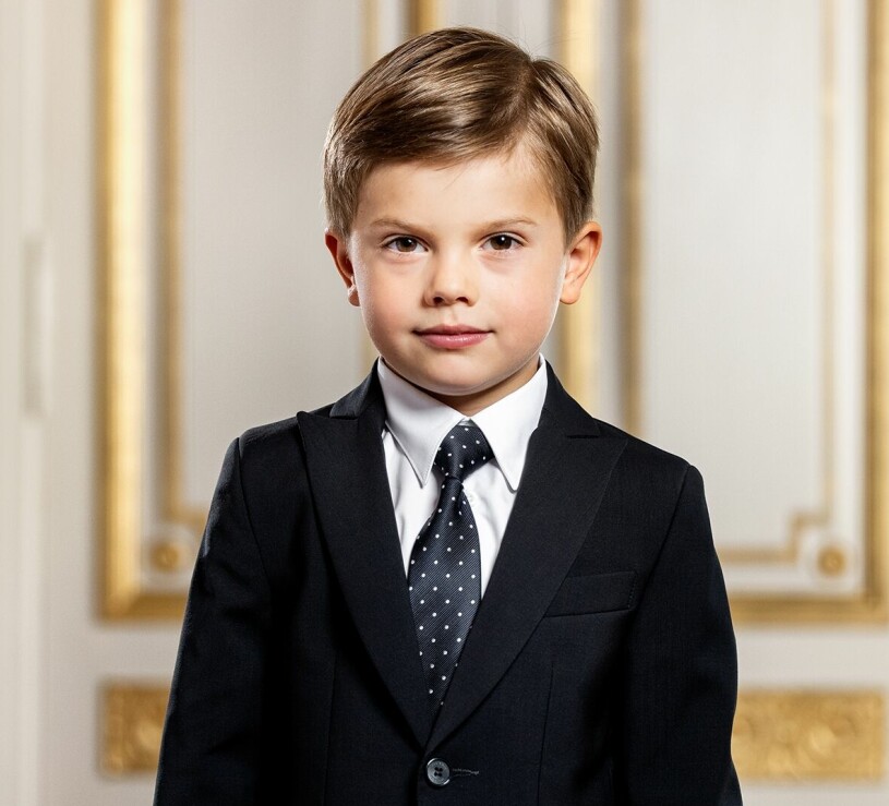 Hela kungafamiljen har varit hos hovfotografen – och det är en ”ny” lillprins som möter oss på bilderna. Prins Oscar på hovets officiella bild