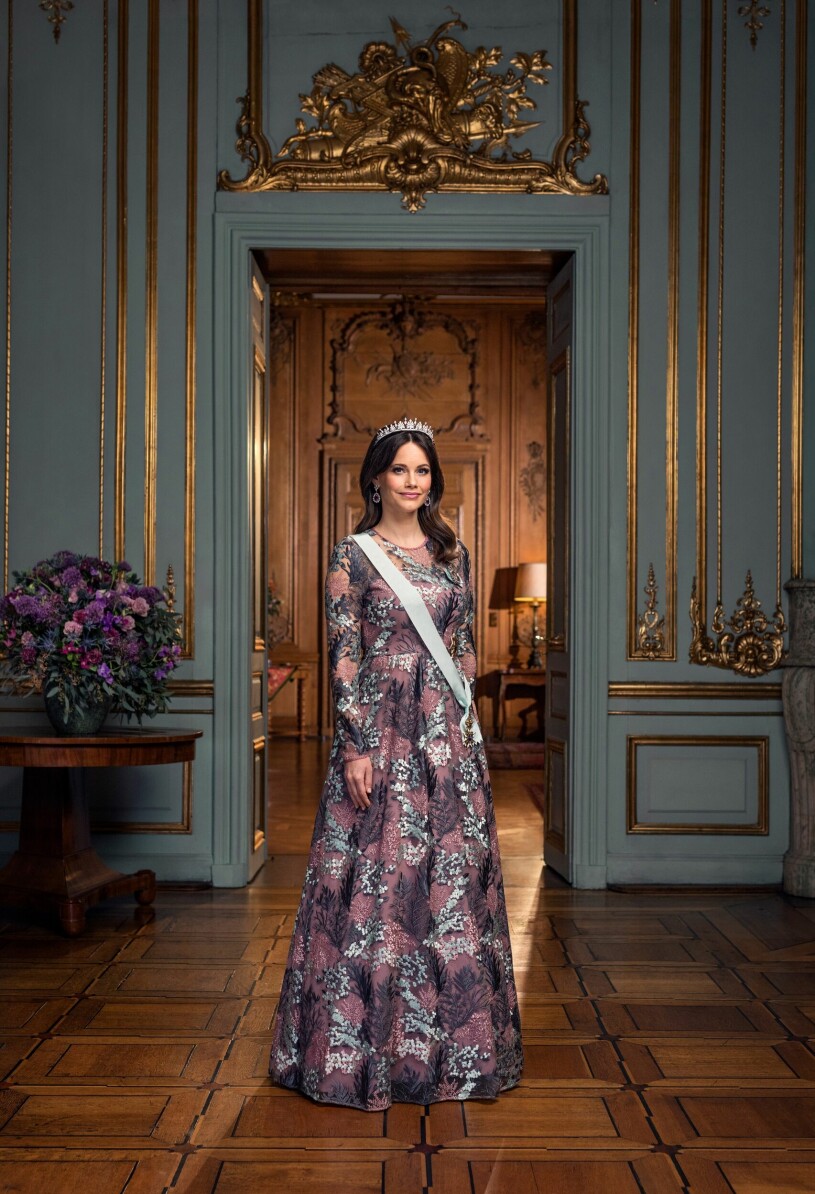 Den nya paradbilden på prinsessan Sofia – och rummet omkring henne spelar en stor och viktig roll. Prinsessan Sofia i en lila galaklänning i Prinsessan Sibyllas våning