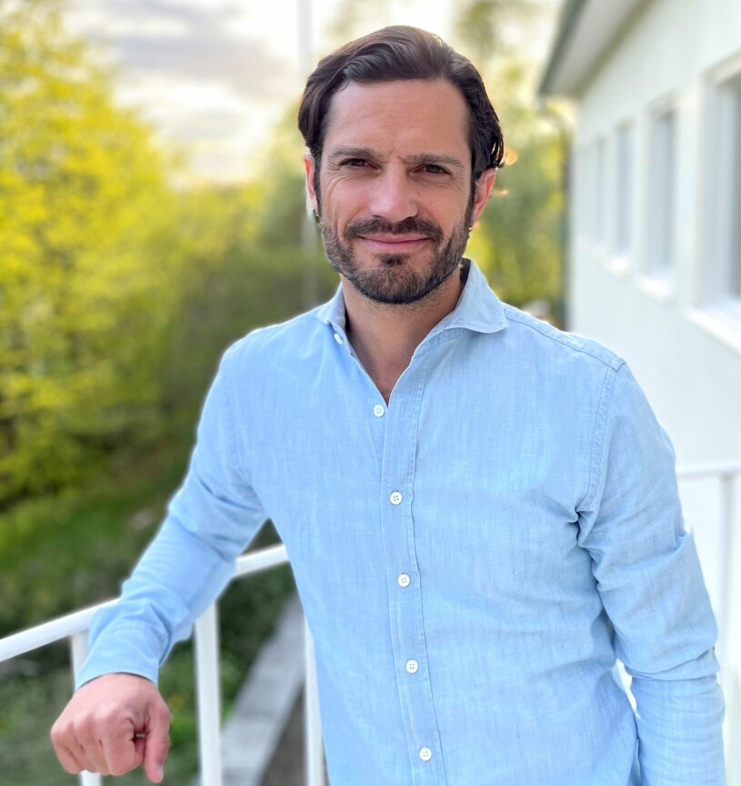 Prins Carl Philip på 43-årsdagen – och det var Sofia som höll i kameran. Prins Carl Philip hemma på Villa Solbacken, fotograferad av prinsessan Sofia på sin födelsedag 2022