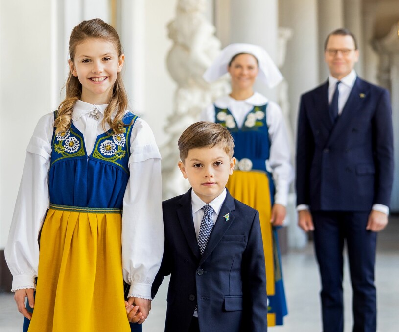 Med trygga syrran Estelle. Prins Oscar och prinsessan Estelle på Nationaldagen 2022