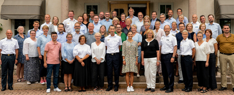 Victoria och gänget på Solbackakursen – samt ÖB Micael Bydén och MSB:s generaldirektör Charlotte Petri Gornitzka. Kronprinsessan Victoria under Försvarsmaktens utbildning Solbackakursen med ÖB Micael Bydén och MSB:s generaldirektör Charlotte Petri Gornitzka.