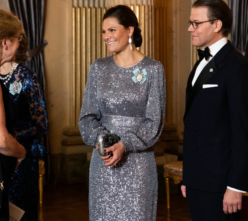 Victorias glittriga klänning. Kronprinsessan Victoria vid riksdagssupén 2022 i klänning från By Malina