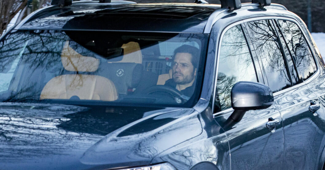 Carl Philip kom körandes i en egen bil. Prins Carl Philip anländer till Haga slott på prinsessan Estelles födelsedag