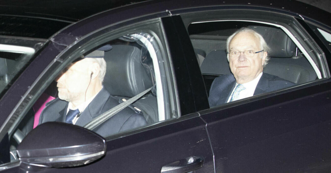 Kungen och drottning Silvia anlände till Haga slott med en rosa påse, förmodligen en present till sitt älskade barnbarn! Kung Carl Gustaf