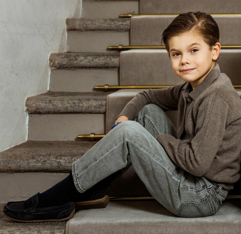 Prins Oscar 7 år i trappan på Haga slott