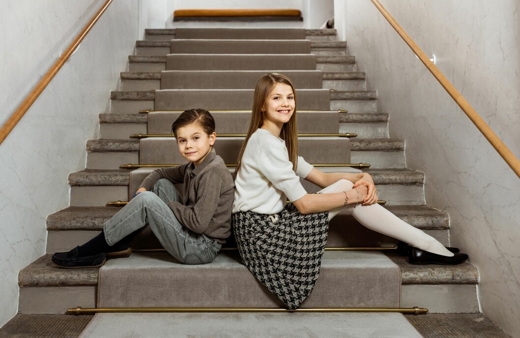 Hovet bjöd på en urgullig bild på Oscar och Estelle i år! Prinsessan Estelle och prins Oscar sitter rygg mot rygg på en trappa i Haga Slott