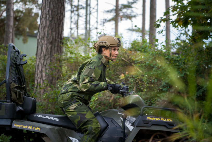 Plötsligt kommer Sveriges kronprinsessa dånande genom skogen! Kronprinsessan Victoria sexhjuling K3 Karlsborg