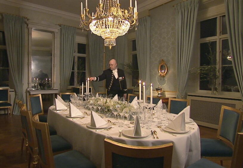 Så här brukar det se ut när det är dukat till fest i matsalen på Haga. Kammarmästare Jonas Wallin, som ansvarar för Victorias och Daniels hushåll, läger sista handen vid dukningen. Dukat till middag i matsalen på Haga slott