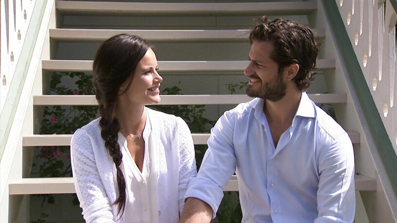 Prinsessan Sofia och prins Carl Philip på trappan till Sollidens mest okända hus, Kavaljeren. Prinsessan Sofia Prins Carl Philip Året med kungfamiljen SVT