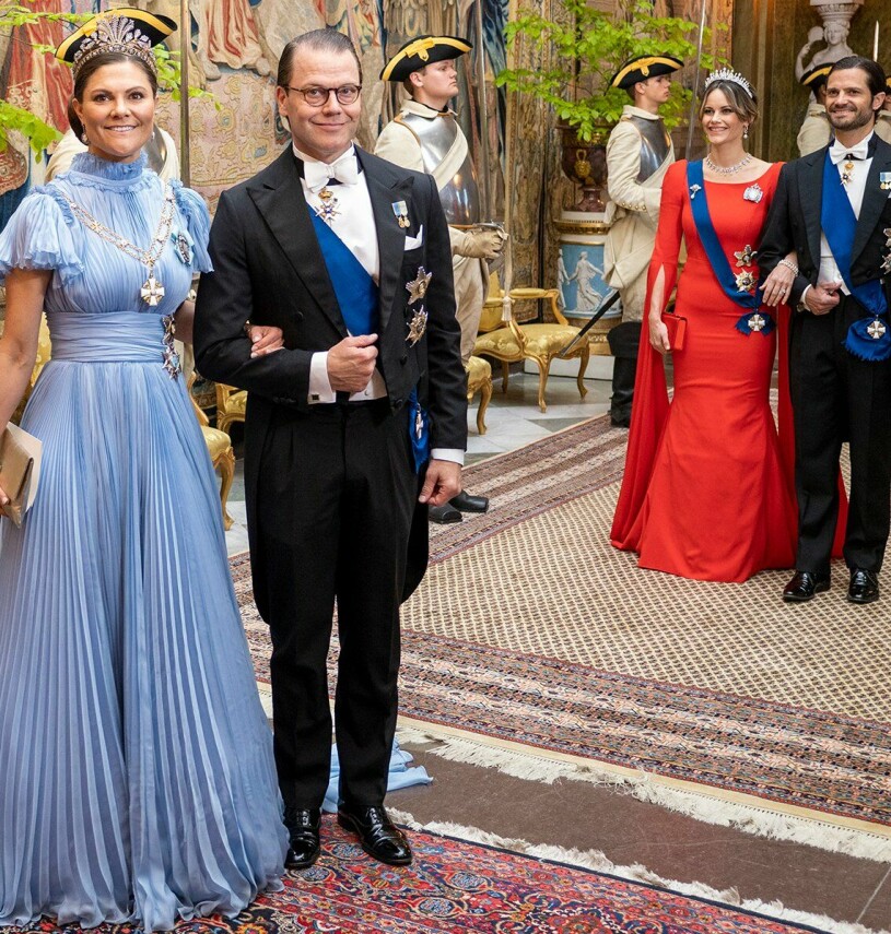 Victoria med sin Daniel. I håret bar hon kvällens sköraste tiara, det antika ståldiademet. Kronprinsessan Victoria och prins Daniel vid galamiddagen för Finlands president 2022