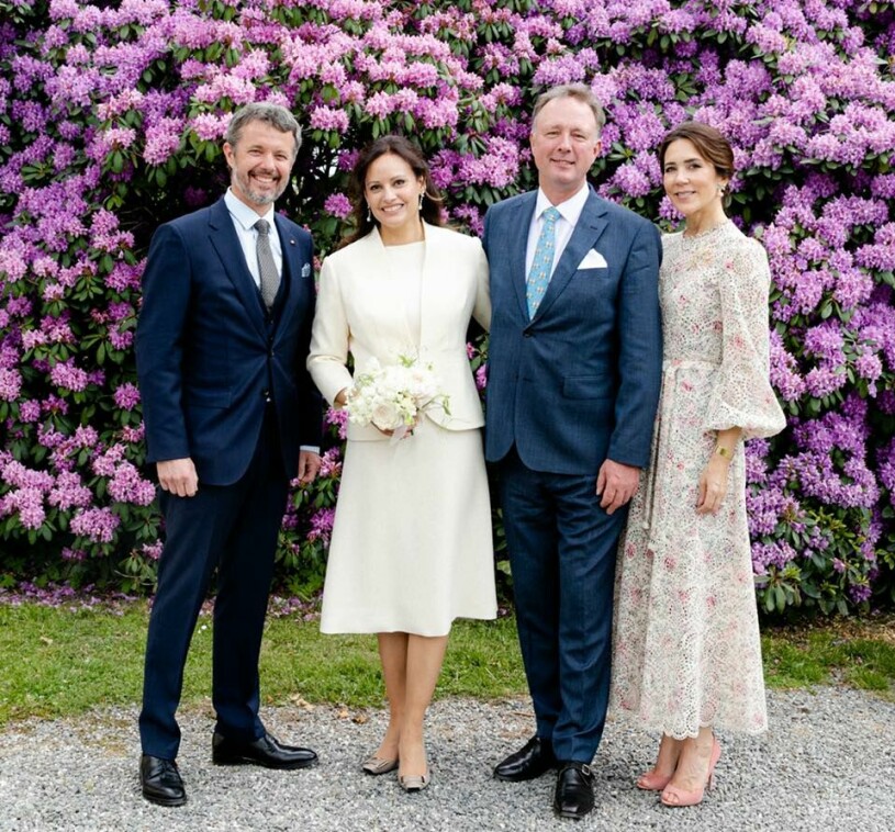 Mary och Frederik med brudparet efter den borgerliga vigseln som ägde rum i slottets lusthus dagen före. Kronprins Frederik och kronprinsessan Mary under Prins Gustavs och Carina Axelssons borgerliga vigsel bröllop 2022