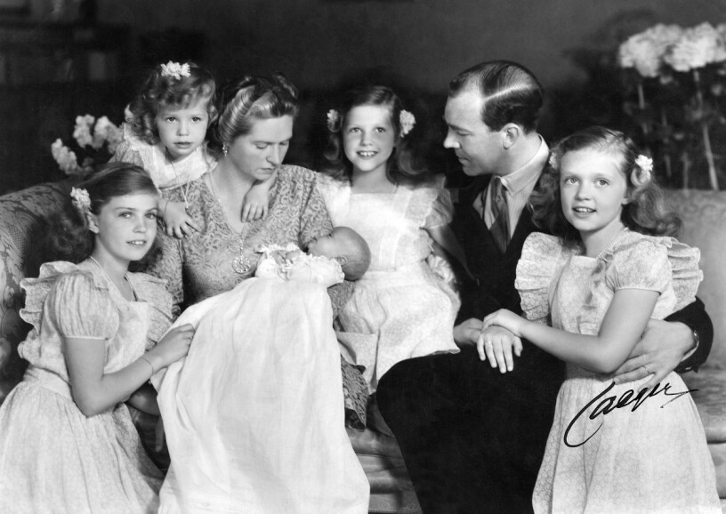 30 april 1946 kom han äntligen – prinsen som skulle ärva tronen! Men nio månader senare var de fem syskonen faderlösa och monarkin var hotad.