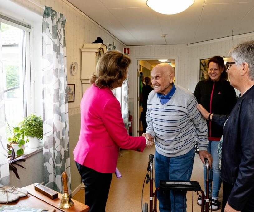 Ett av dagens fina möten under drottningens Gotlandsresa med Silviahemmet. Drottning Silvia på demensboendet Hattstugan på Gotland