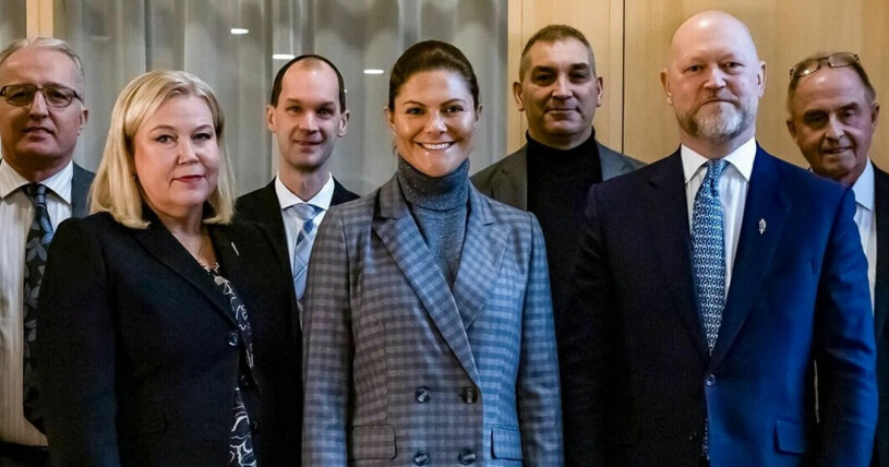 En glad kronprinsessan tillbaka på jobbet! Kronprinsessan Victoria tas emot av Totalförsvarets forskningsinstitut (FOI) för att få aktuell information om Sveriges säkerhet och försvar