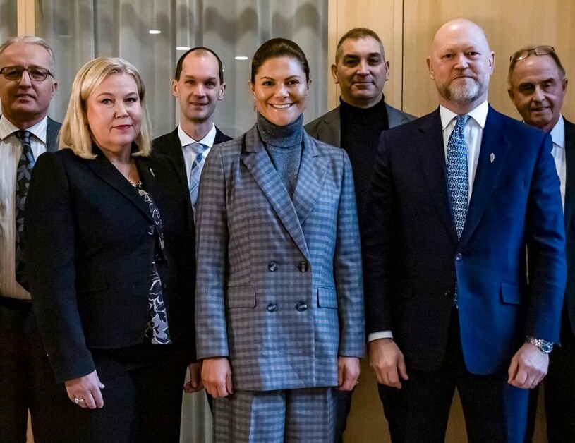 ”Vi tar en dag i taget” sa hovets informationschef Margareta Thorgren – och så här såg det ut när Victoria gjorde sin comeback. Kronprinsessan Victoria på Totalförsvarets forskningsinstitut (FOI) med generaldirektör Jens Mattsson och hans team