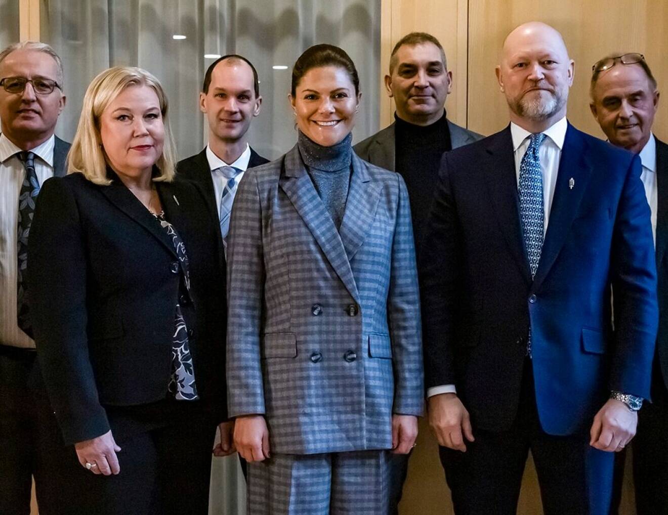 Kronprinsessan Victoria på Totalförsvarets forskningsinstitut (FOI) med generaldirektör Jens Mattsson och hans team