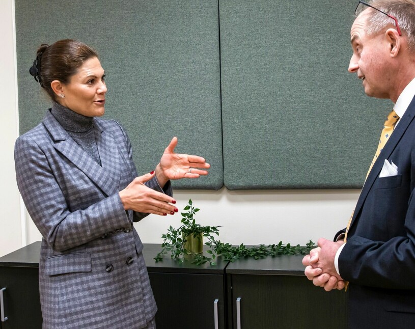 Kronprinsessan med Robert Dalsjö, överingenjör vid FOI. Kronprinsessan Victoria på Totalförsvarets forskningsinstitut (FOI)