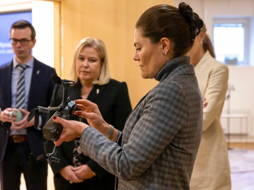En dag med fullt fokus på det säkerhetspolitiska läget – och om hur drönare, som denna, används militärt. Kronprinsessan Victorias besök på Totalförsvarets forskningsinstitut (FOI)