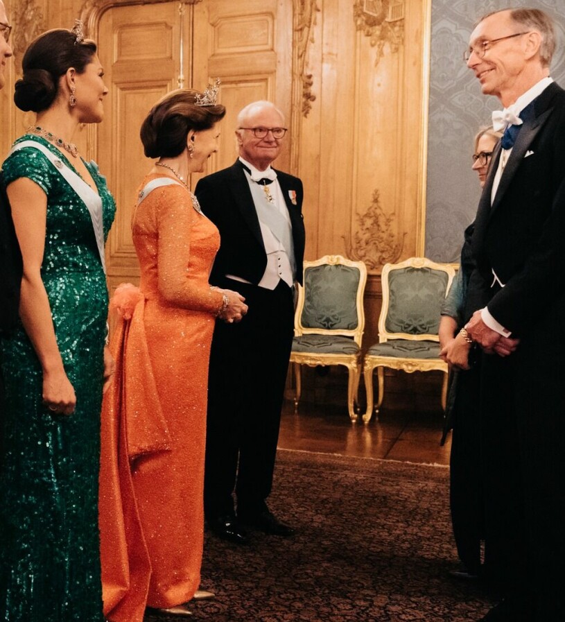 Drottning Silvia med piffig rosett i ryggen. Till höger hennes bordsherre Svante Pääbo. Kronprinsessan Victoria, drottning Silvia och kungen med fysikpristagaren Svante Pääbo