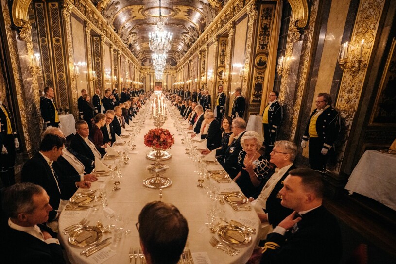 Festligt och fullsatt i kungafamiljens 50 meter långa paradmatsal! Nobelmiddag i Karl XI:s galleri på Kungliga slottet 2022