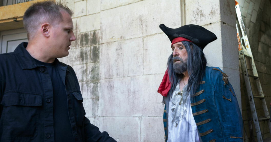 TV4s producent Jonathan Nordin tillsammans med Peter Stormare efter att inspelningarna avbrutits. Jonathan Nordin och Peter Stormare