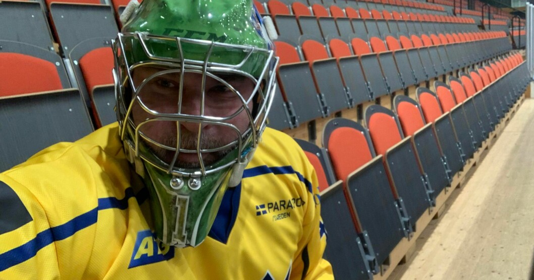 Marcus Noterius provar på livet som hockeymålvakt