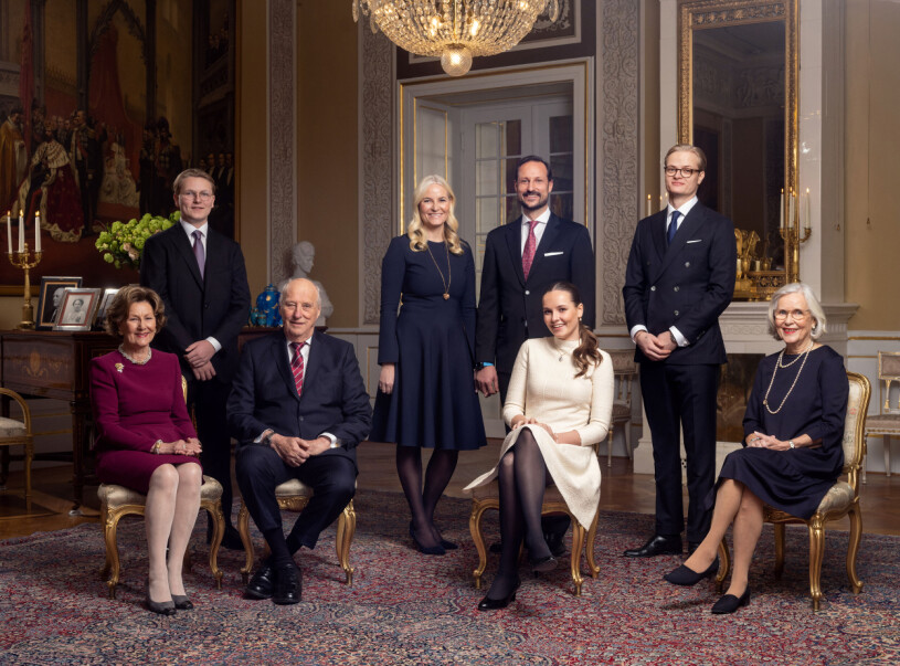 Norska kungafamiljen på gruppfoto på Ingrid Aelxandras 18-årsdag