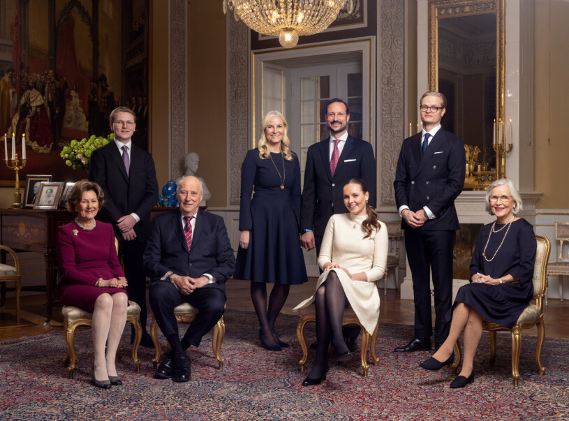 Ingrid Alexandra omgiven av hela familjen. Norska kungafamiljen på gruppfoto på Ingrid Aelxandras 18-årsdag