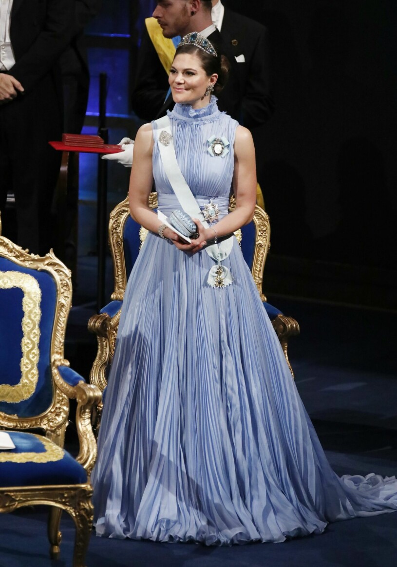 2017 strålade kronprinsessan Victoria i en isblå klänning av Jennifer Blom. Foto: TT Kronprinsessan Victoria Jennifer Blom