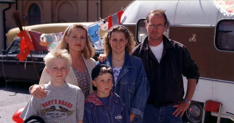 Carina Lidbom med "familjen" under inspelningen av "Sunes sommar" 1993.